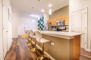 Geladeira, micro-ondas, fogão, cooktop