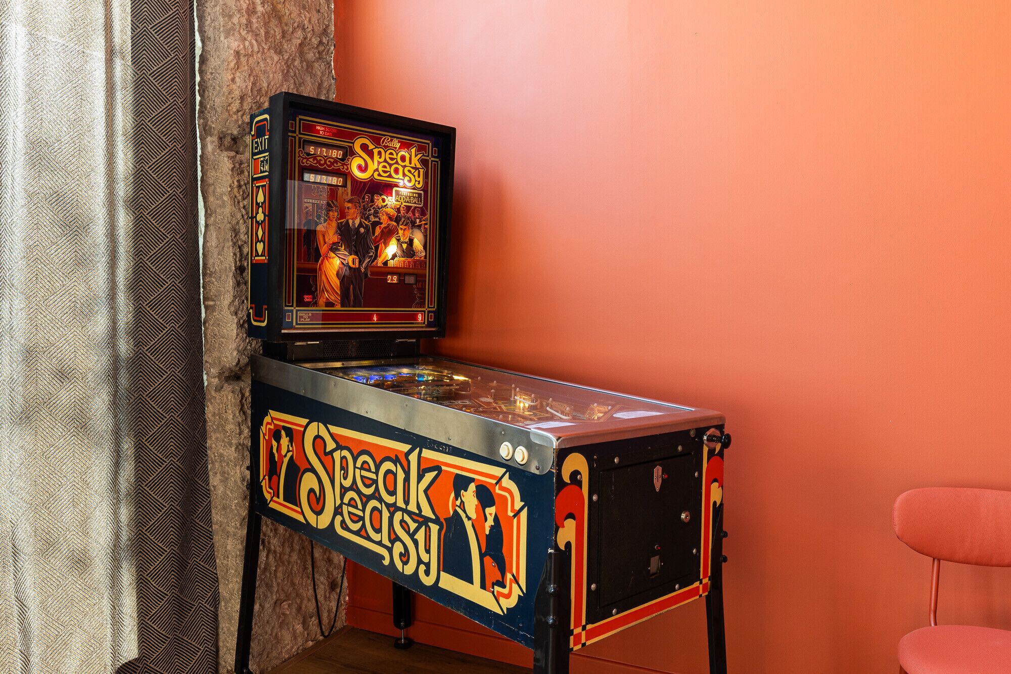 Ein Flipper im Vintage-Stil mit farbigem Design und Bildschirm.