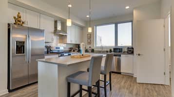 House (3 Bedrooms) | Private kitchen | Microwave, oven, stovetop, paper towels