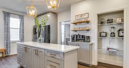 Chic Indianapolis Home w/ Patio < 2 Mi to Downtown