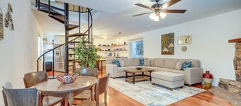 Mountainside Bliss: Red River Getaway w/ Fireplace