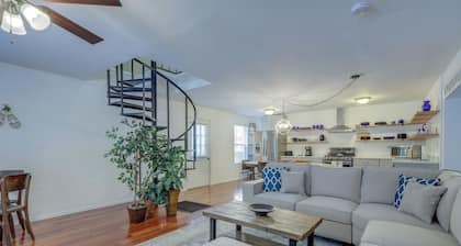 Mountainside Bliss: Red River Getaway w/ Fireplace