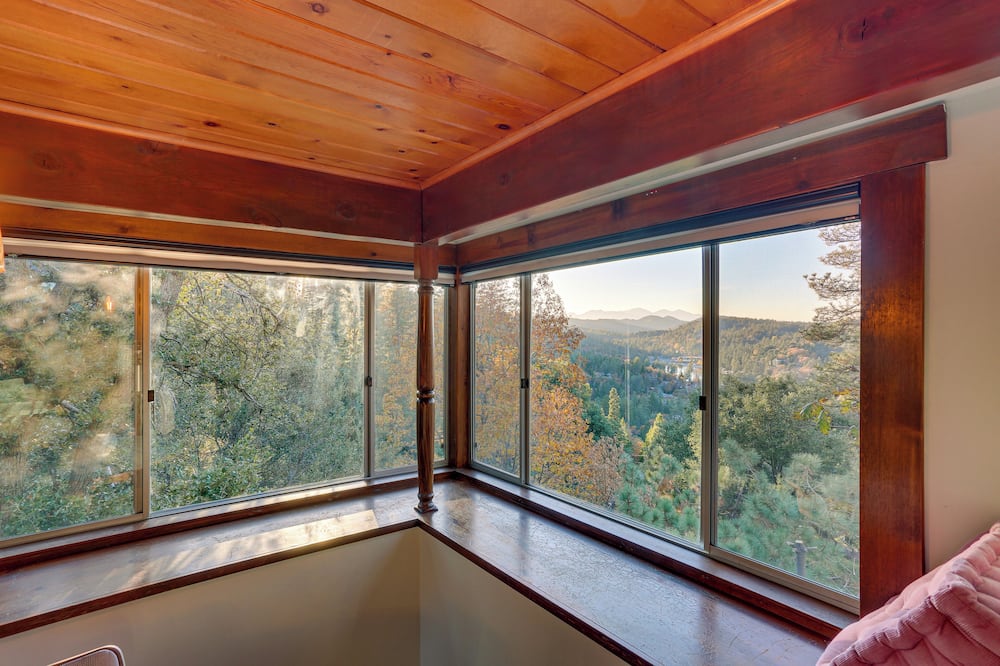 Crestline Cabin: Mountain Views & Fire Pit! - Twin Peaks, CA