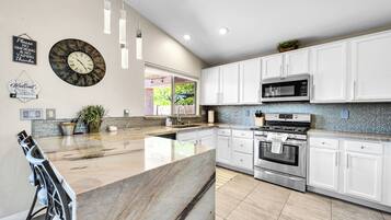 House (3 Bedrooms) | Interior