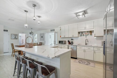 Bikes, Yard & Fire Pit at Upscale Lecanto Home!