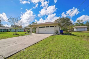 House (4 Bedrooms) | Interior - Bikes, Yard & Fire Pit at Upscale Lecanto Home! (Lecanto)