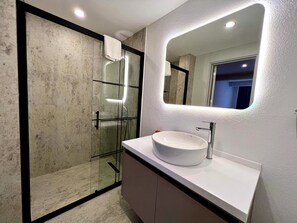 Shower, free toiletries, hair dryer, slippers - COASTLINE (Konyaalti)