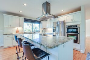 House (4 Bedrooms) | Private kitchen | Microwave, oven, stovetop, dishwasher - Beautiful Hobe Sound Retreat, 3 Mi to Beach! (Hobe Sound)