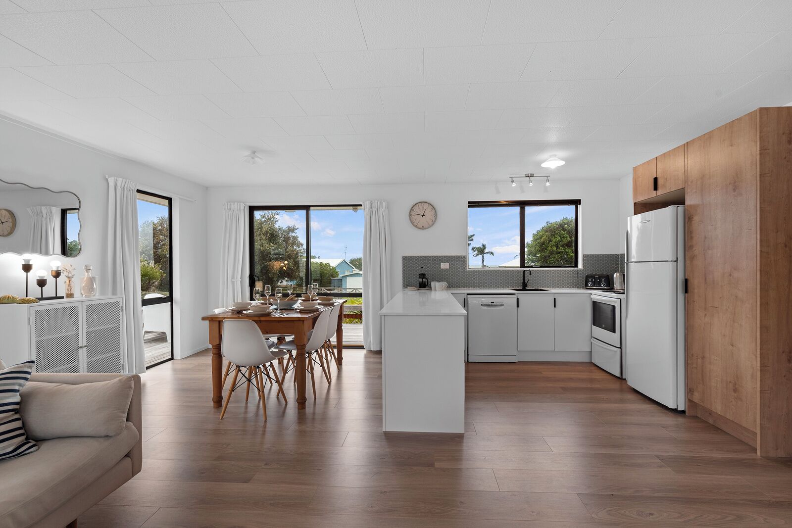 冷蔵庫、電子レンジ、食器洗い機、コーヒー / ティーメーカー