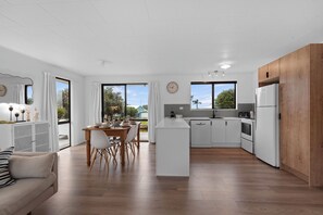 Frigorífic, microones, rentaplats i cafetera i tetera