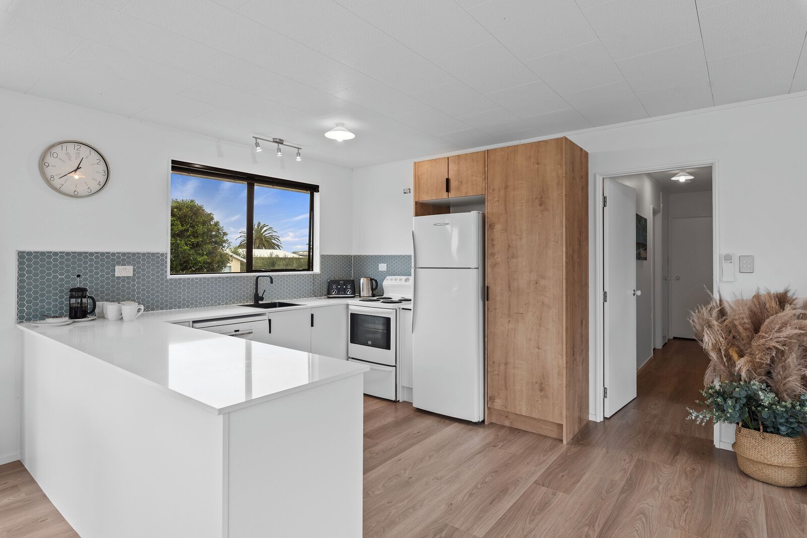 冷蔵庫、電子レンジ、食器洗い機、コーヒー / ティーメーカー