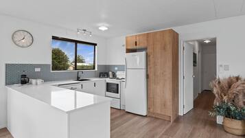 Frigorífico, microondas, lavavajillas y cafetera o tetera