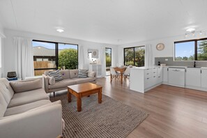 TV - The Summer Pad - Omaha Holiday Home (Warkworth)