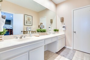 Apartment (4 Bedrooms) | Bilik Mandi | Pancuran mandi 