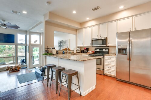 Lakefront Townhome in Pottsboro: Pets Welcome!