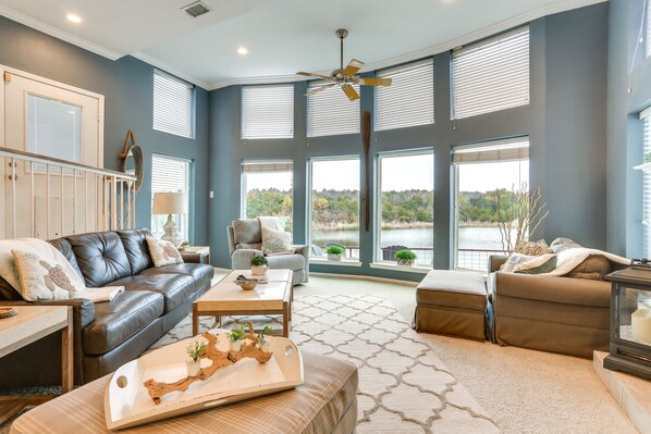 Tv, en tv-spelskonsol och böcker