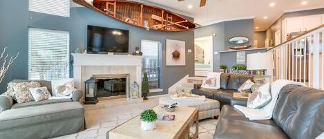 Apartamento (4 Bedrooms) | Zona de estar | Una televisión, una consola de videojuegos, libros