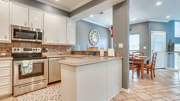 Apartemen (4 Bedrooms) | Dapur pribadi | Kursi makan untuk bayi dan tisu