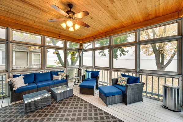 Interior - Lakefront Edgerton Cottage w/ Deck & Grill! (Edgerton)