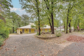 House (3 Bedrooms) | Interior - Holly Lake Retreat w/ 2 Community Pools & Yard (Hawkins)