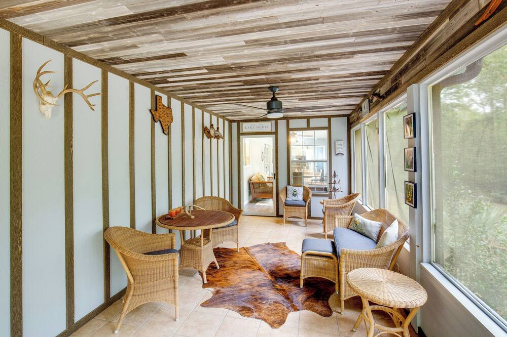 Holly Lake Retreat w/ 2 Community Pools & Yard - Pritchett, TX