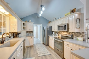 House (3 Bedrooms) | Interior