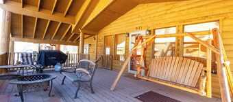 Holiday Haus - In Town - Large Deck - Grill - Fire Pit