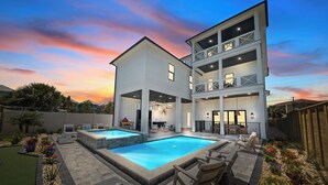Een modern herenhuis met zwembad, terras en een verzorgde tuin.