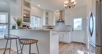 Jonestown Retreat w/ Deck: 6 Mi to Lake Travis!