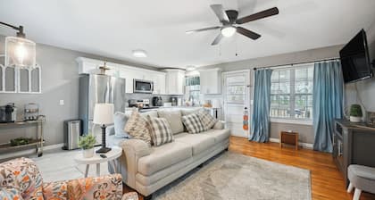 Vine Grove Home w/ Deck, 4 Mi to Saunders Springs!
