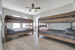 5 bedrooms, iron/ironing board, WiFi, bed sheets