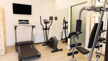 Ein Fitnessstudio mit Laufbändern, Crosstrainern und Gewichtmaschinen.