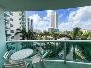 Outdoor dining - Beachfront Apt | Tides Hollywood 5th Floor + Pool (Hollywood)