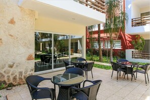 LÀgenhet - flera sÀngar (Sabbia 2110- 3 bedrooms all-in suite) | Restaurang utomhus