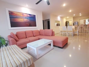 Appartamento, letti multipli (Sabbia 2210 - 3bedrooms all-in suite) | Area soggiorno