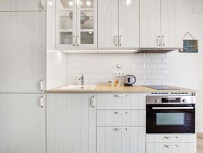 Kühlschrank, Mikrowelle, Ofen, Wasserkocher mit Kaffee-/Teezubehör