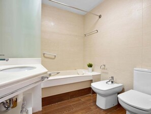 Hair dryer, towels, shampoo - El Remo - Terrace, Swimming Pool, Parking, Sea Views. 2 bedrooms (Torremolinos)