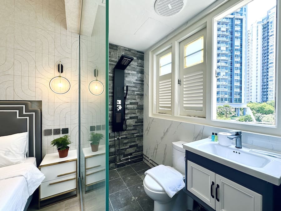 Quarto solteiro standard | Banheiro | Chuveiro, produtos de toalete grátis, secador de cabelo, chinelos