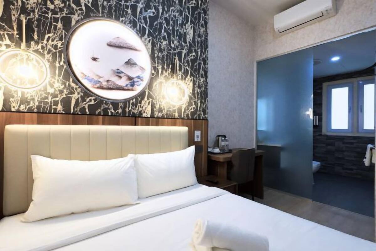 Desk, soundproofing, free WiFi, bed sheets