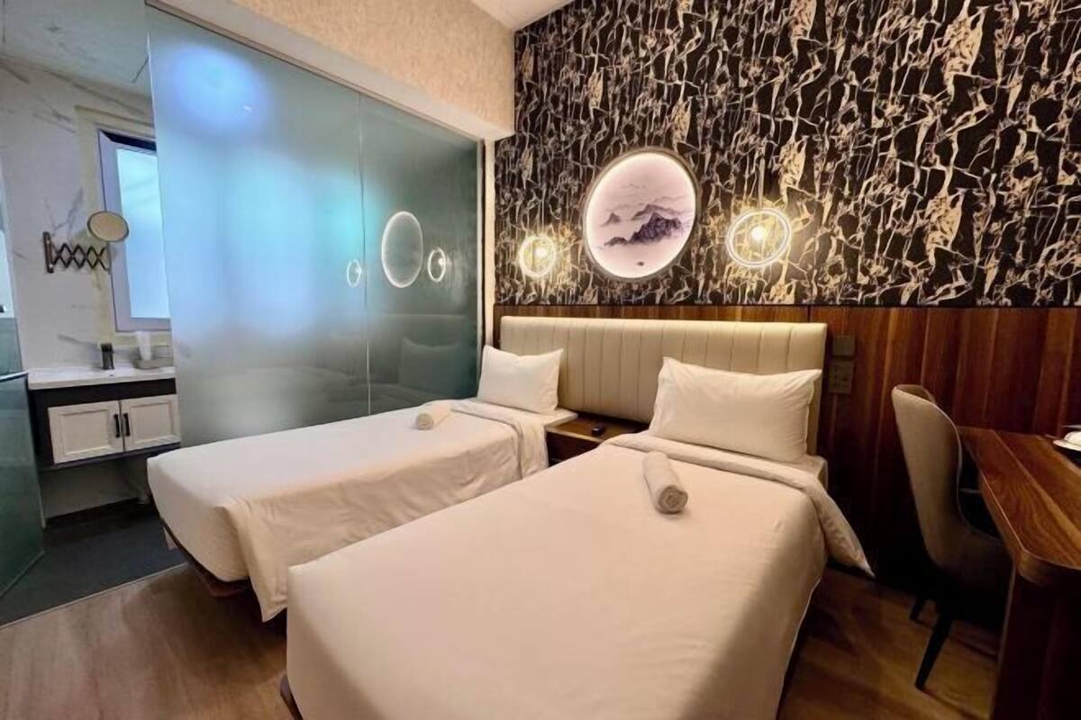 Desk, soundproofing, free WiFi, bed sheets