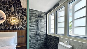 A modern bathroom with a shower, toilet, and sink. - KAM LENG HOTEL (Singapore)