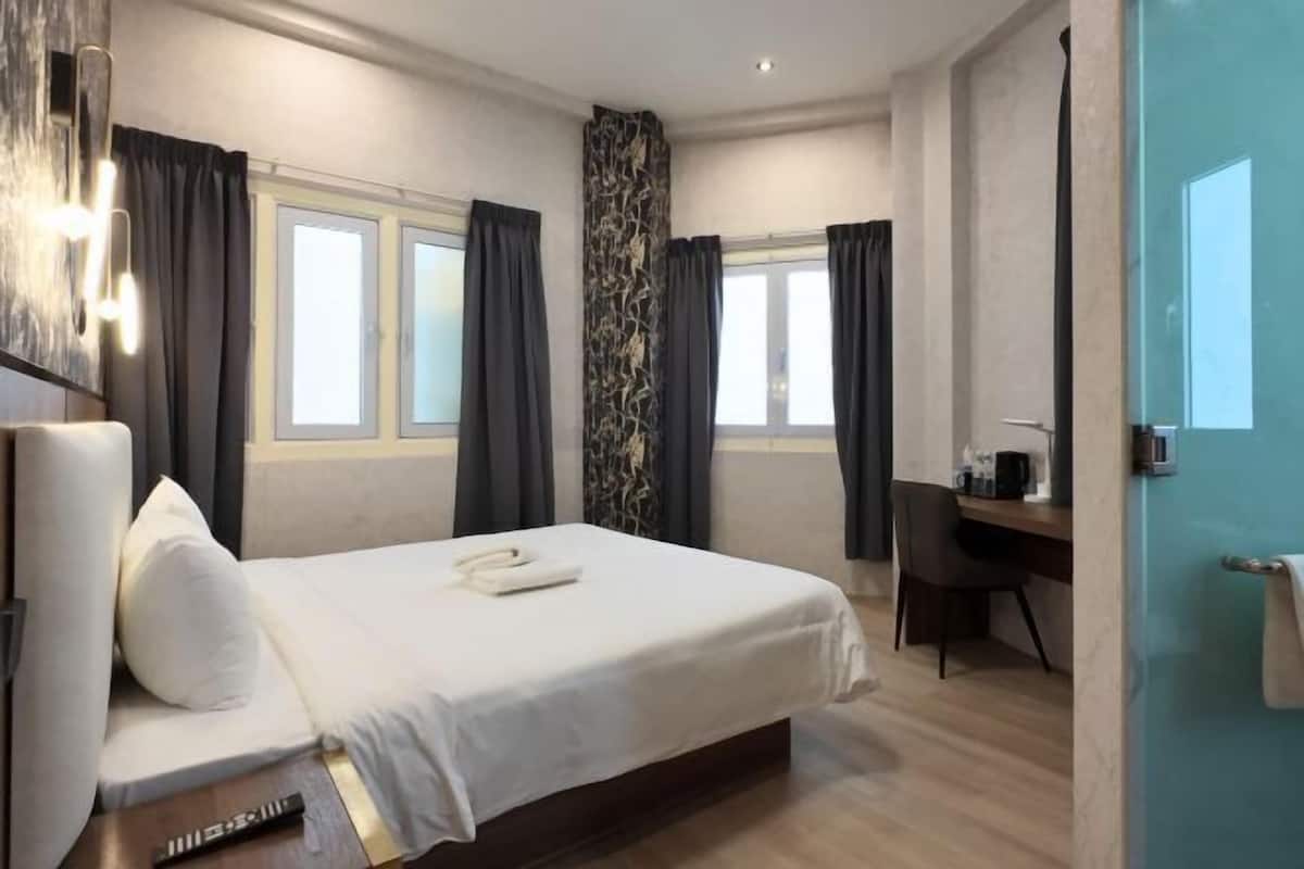 Desk, soundproofing, WiFi (free), bed sheets