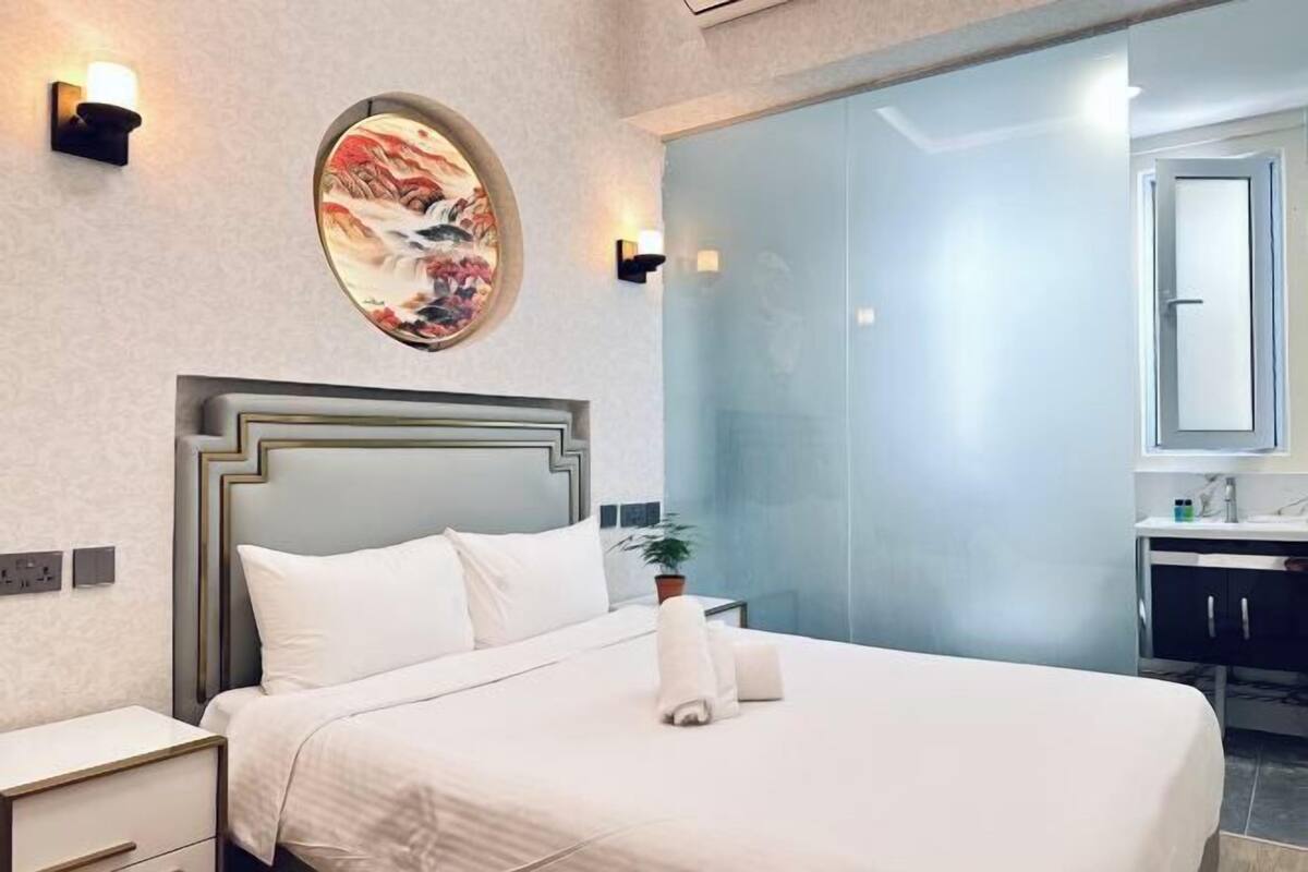 Desk, soundproofing, free WiFi, bed sheets