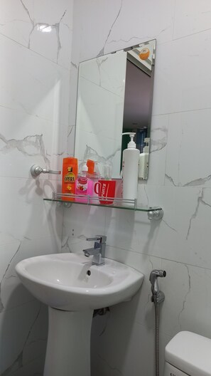 Deluxe Double Room Single Use | Bathroom | Slippers