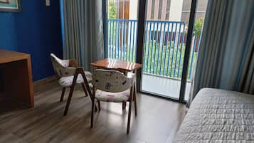 Deluxe-Vierbettzimmer | Terrasse/Patio