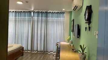 Deluxe dubbelrum för 1 person | Individuell inredning, unika möbler, skrivbord och mörkläggningsgardiner