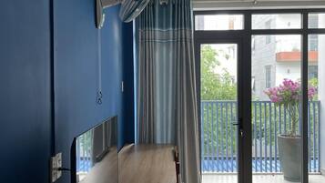 Deluxe-Vierbettzimmer | Individuell dekoriert, individuell eingerichtet, Schreibtisch