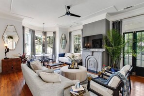 Smart TV, offices - Large Contemporary Savannah Retreat | Near Forsyth Park (Savannah)