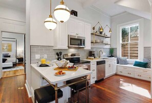 Frigorífico, microondas, horno y placa de cocina