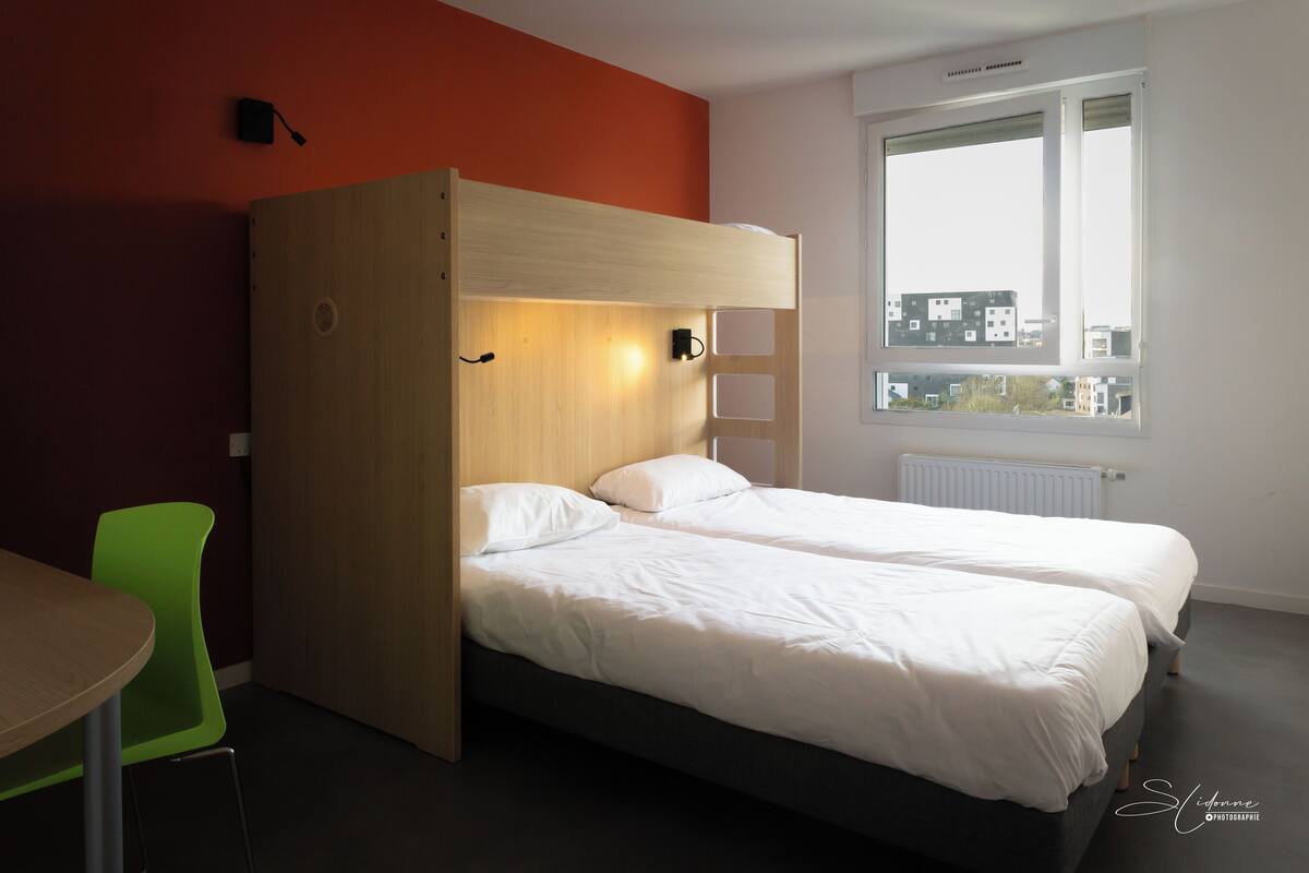 Kamar Triple Klasik, 3 Tempat Tidur Twin, kamar mandi pribadi | Tirai kedap cahaya, kedap suara, Wi-Fi gratis, dan seprai linen